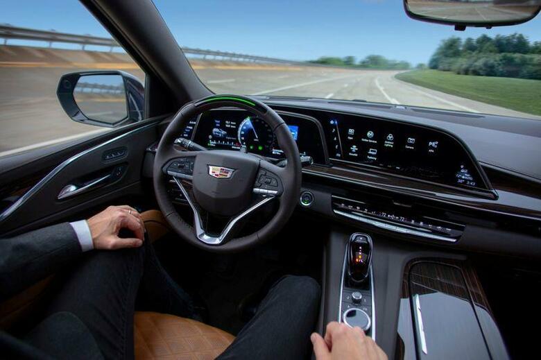 ここ数十年で自動車技術は大きな変革が進む一方で、従うべき安全性や性能に関する基準が存在しない。写真は「ハンズフリー」技術を搭載するゼネラル・モーターズ(GM)キャデラックのSUV「エスカレード」。(2020年　GM配布写真/ロイター)