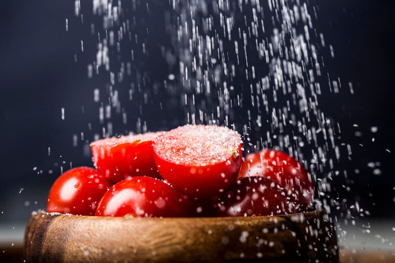 塩は体内に取り込まれるとナトリウムイオンと塩化物イオンになる（写真はイメージです）　GCShutter-iStock