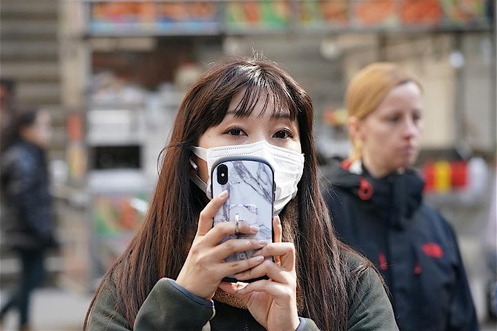 WHOは3日、新型コロナウイルスに対応するに当たりマスクの使用やその他の手段で口元を覆うことが感染拡大抑制の一助になる可能性があるとの見解を示した。写真はニューヨーク証券取引所で3月9日撮影。Bryan Smith - REUTERS