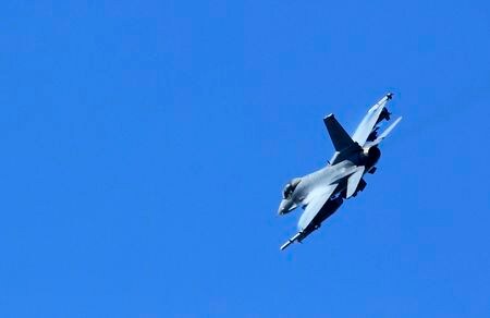 米軍のＦ１６戦闘機が１１日、韓国で行っていた演習中に墜落した。聯合ニュースが軍関係筋の話として伝えた。操縦士は脱出したという。写真はクロアチア軍との演習に参加した米空軍のＦ１６。２０１３年１０月、スルニで撮影（２０２３年　ロイター  REUTERS/Antonio Bronic）