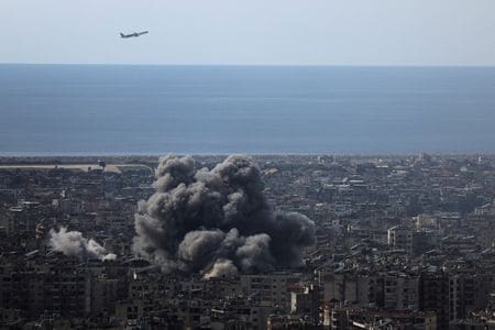 写真は爆撃によって煙が上がるベイルート市街。3月6日、ベイルートで撮影。REUTERS/Khalil Ashawi