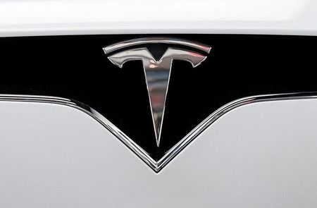 　米ＥＶ大手テスラのイーロン・マスクＣＥＯは、米テキサス州とドイツ・ベルリン近郊の新工場が「数十億ドル規模の損失」を生み出していると最近明らかにした。写真はテスラのロゴ。ニューヨークで２０１７年１２月撮影（２０２２年　ロイター／Brendan McDermid）