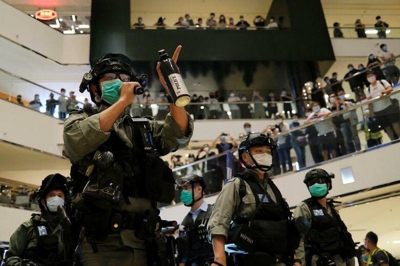 香港警察は、商業施設で民主化を求めるデモを行っていた若者ら300人の集団を排除した。写真は香港で撮影（2020年　ロイター／Tyrone Siu）
