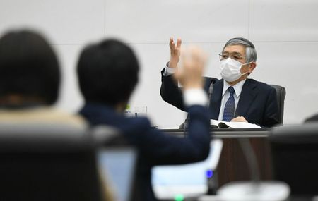 　４月１４日、日銀の黒田東彦総裁は、日本経済は新型コロナウイルス感染症の影響で引き続き厳しい状況だが、「基調としては持ち直している」との認識を示した。日銀本店で３月撮影（２０２１年　時事通信）