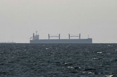 米国時間の原油先物は急上昇した。トランプ米大統領が前日にイランへの攻撃継続を明言したことを受け、原油供給が長期的に混乱する恐れがあるとの懸念が強まった。３月１１日、ホルムズ海峡近くで撮影（２０２６年　ロイター）