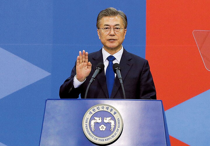 文大統領率いる左派政権による報復との声もあるが、実態は長年のもみ消し圧力の消滅か　Ahn Young-Joon-Pool-REUTERS