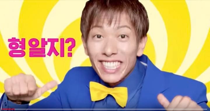 しみけんが出演した韓国ULUゲームのテレビCMより　 ULU Games / YouTube