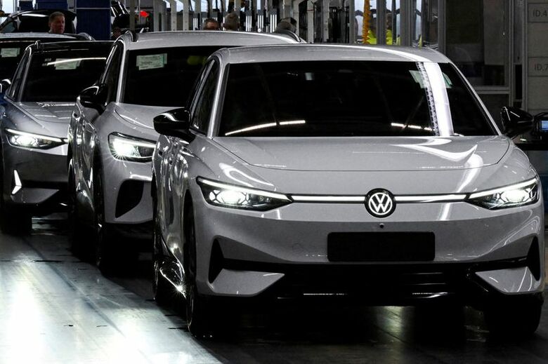 フォルクスワーゲンの電気自動車（EV）。2025年2月18日、独エムデンの工場で撮影。REUTERS/Carmen Jaspersen