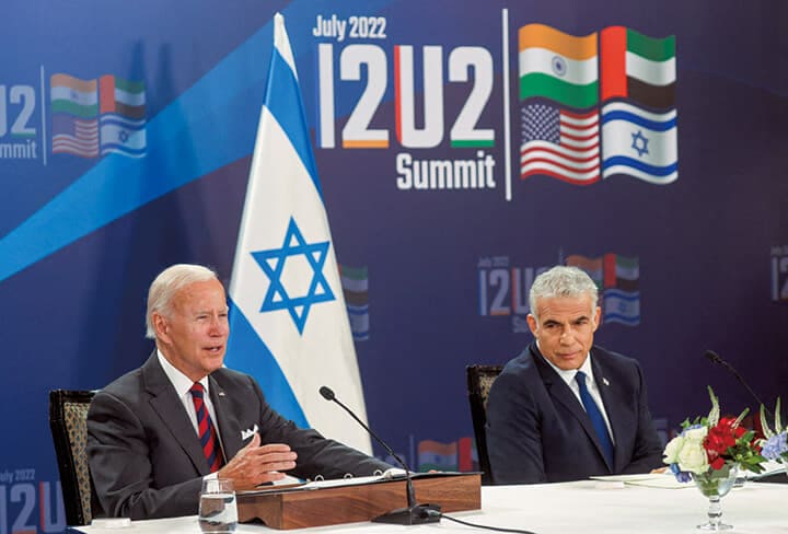 訪問先のイスラエルで「I2U2」のオンライン首脳会談に参加したバイデン（左）　EVELYN HOCKSTEINｰREUTERS