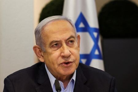 ４月２１日、イスラエルのネタニヤフ首相は、米国が近くイスラエル軍の部隊に制裁を科す方針だとの報道を受け、全力で闘うと述べた。写真はテルアビブで１月代表撮影（２０２４年　ロイター）