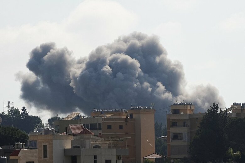 イスラエル軍による攻撃で立ち上る煙（5月26日、レバノン南部クファル・ジョズ）REUTERS