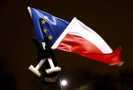 　７月２８日、欧州連合（ＥＵ）に懐疑的な立場をとるポーランドの与党「法と正義（ＰｉＳ）」のヤロスワフ・カチンスキ党首は、ドイツのビルト紙とのインタビューで、ポーランドはＥＵの熱意あるメンバーだと強調、ＥＵ離脱の是非を問う国民投票は実施されないとの見方を示した。写真はポーランド国旗（右）とＥＵの旗。ポーランドの首都ワルシャワで昨年１２月撮影（２０１６年　ロイター／Kacper Pempel）