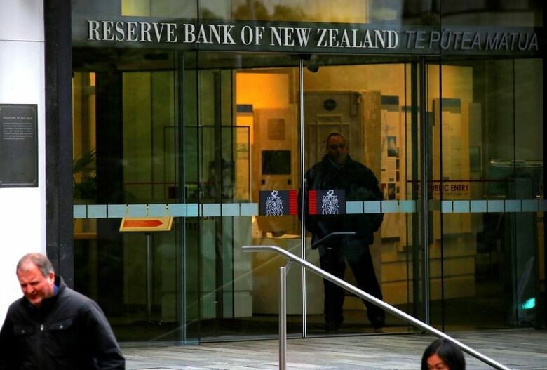 ニュージーランド準備銀行の正面玄関。2017年7月撮影　REUTERS/David Gray