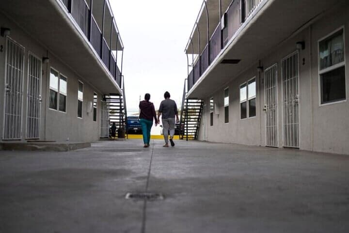 ４月１５日、 昨年６月に家賃の支払いが遅れ、大家からロサンゼルスの賃貸住宅を夫とともに退去してもらうと言われたベレアナ・サンチェスさんは、目に見えないアルゴリズムの力によって救いの手を差し伸べてもらった。写真はロサンゼルスのアパート。２０２２年１月撮影（２０２４年　ロイター/Carlos Barria）