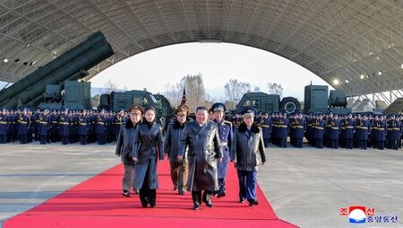 　北朝鮮国営メディアは３０日、金正恩朝鮮労働党総書記が空軍の記念日を祝う式典に娘と共に出席し、核戦争の抑止力行使における空軍の役割を強調したと伝えた。写真は式典に出席する金総書記（最前列右）と娘のジュエ氏（同左）。元山の葛麻飛行場で２８日撮影。朝鮮中央通信（ＫＣＮＡ）が３０日公開。ＫＣＮＡ提供（２０２５年　ロイター）