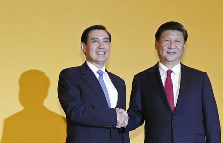 　１１月７日、中国の習近平国家主席（写真右）と台湾の馬英九総統は、シンガポールで会談した。１９４９年に中台が分断して以来、首脳同士の会談は初めて（２０１５年　ロイター/Edgar Su）