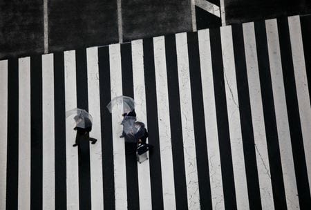　１２月１４日、松野博一官房長官は閣議後会見で、国内のオミクロン株感染者について、現時点で重症化したとの報告はないと述べた。都内で８日撮影（２０２１年　ロイター／Issei Kato）