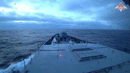 　１月１０日、ロシア国防省は、極超音速巡航ミサイルを搭載した同国のフリゲート艦「アドミラル・ゴルシコフ」がノルウェー海で防空演習を実施したと発表した。写真は国防省が公開した、「アドミラル・ゴルシコフ」とされる船の映像（２０２３年　ロイター/Russian Defence Ministry）