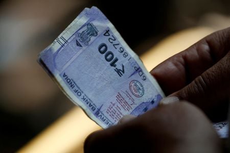 インド市場は、関税絡みの不確実性が後退すれば、外国人投資家の資金流入がアジアで３本の指に入る規模に達し、通貨ルピーとルピー建て債券が恩恵を受けるとの見通しをＢｏｆＡ証券が３日示した。写真はインドルピーの紙幣。２０２４年５月にニューデリーで撮影（２０２５年　ロイター／Priyanshu Singh）