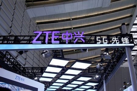 １１月２４日、米連邦通信委員会（ＦＣＣ）は、中国の通信機器大手、中興通訊（ＺＴＥ）が米国の安全保障上の脅威に認定されたことを不服として、決定の見直しを求めていた申し立てを退けた。写真はＺＴＥのロゴ。　烏鎮で２３日撮影（２０２０年　ロイター/Aly Song）