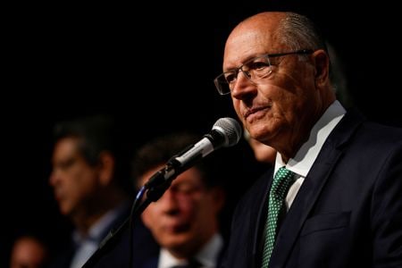 　２度のサンパウロ州知事経験を持ちブラジル副大統領に選出されたジェラルド・アルクミン氏は１７日、次期政権には財政面で責任を負うとし「財政黒字と公的債務削減」の実現を公約した。ブラジリアで16日撮影（２０２２年　ロイター／Adriano Machado）