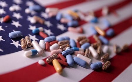 トランプ米大統領が薬価の大幅引き下げを指示する大統領令に署名したことを受け、米厚生省は２０日、具体的な目標についてケネディ長官とメディケア・メディケイド・サービス・センター（ＣＭＳ）のオズ所長、製薬業界が数週間以内に共有することになると明らかにした。２０２４年６月撮影のイメージ写真（２０２５年　ロイター/Dado Ruvic/Illustration）