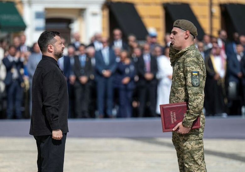 ウクライナ軍のウラジスラフ・ポルスキー指揮官（右）とゼレンスキー大統領（左）。　8月24日、キーウで撮影。ウクライナ大統領府報道局提供。　REUTERS