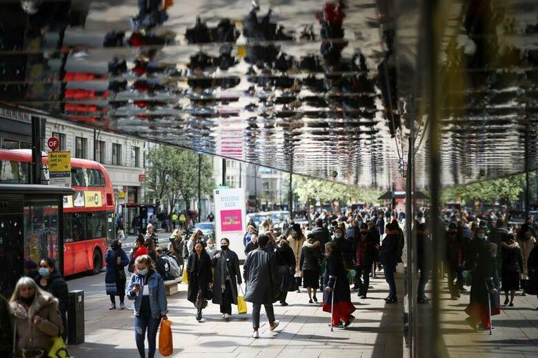 英国はすべての５０歳以上に対し、新型コロナウイルスワクチンの１回目の接種を終えた。写真はロンドンで撮影（２０２１年　ロイター／Henry Nicholls）