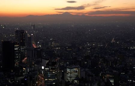 　１２月８日、時事通信など国内メディアによると、東京都の小池百合子知事は同日の都議会本会議で、２０３０年までに都内で販売される新車からガソリン車を除外する方針を示した。７日、都内で撮影（２０２０年　ロイター/Kim Kyung-Hoon）