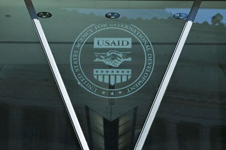 ３月２６日、トランプ米政権は、貧困国の子ども向けワクチンの購入を支援する官民連携団体ＧＡＶＩワクチンアライアンスへの資金提供を打ち切るとともに、マラリア対策の取り組みを縮小する計画だ。米国際開発局（ＵＳＡＩＤ）が作成した文書で明らかになった。写真はＵＳＡＩＤのロゴ。２月１日、ワシントンで撮影（２０２５年　ロイター/Annabelle Gordon）