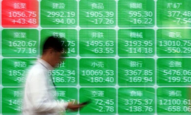 都内の株価ボード。3月30日撮影。REUTERS/Issei Kato