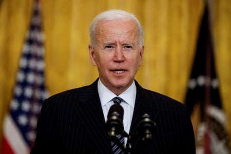 バイデン米大統領は今週、インフラの再整備や気候変動および雇用対策に関する提案について顧問から説明を受ける見通しで、関連支出総額は最大で４兆ドルに上る可能性がある。写真は今月１８日、ホワイトハウスで新型コロナウイルスのワクチン接種状況について語る同大統領。（２０２１年　ロイター／Carlos Barria）
