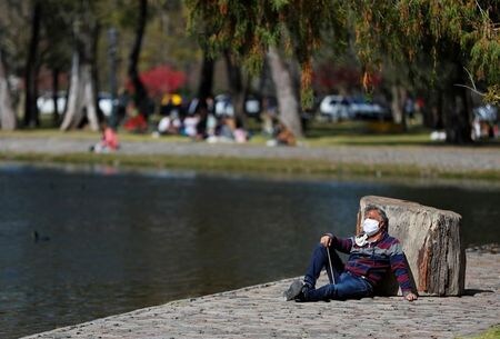 　１０月２８日、アルゼンチンで、新型コロナウイルスによる死者が３万００７１人となり、３万人を突破した。写真はブエノスアイレスで９月撮影（２０２０年　ロイター／Agustin Marcarian）