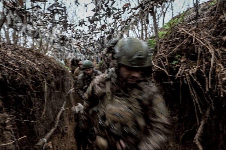 最前線のウクライナ兵は塹壕に籠もり、厳しい冬の気候に耐えて敵と対峙する（東部ドネツク地方で）　JUSTIN YAUｰSIPA USAｰREUTERS
