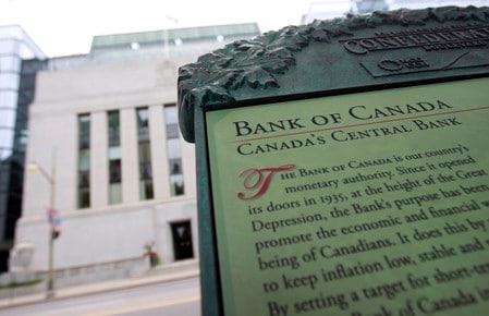 カナダ銀行（中央銀行）は３０日、政策金利を予想通り１．７５％に据え置いた。ただカナダ経済に対する貿易摩擦の影響が強まっているとして、国内外の成長率見通しを引き下げた。オタワのカナダ中銀で２０１１年９月撮影（２０１９年　ロイター/CHRIS WATTIE）