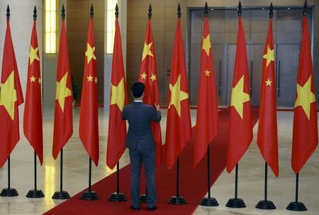 　６月１２日、ベトナムのラム国家主席（写真）は、ハノイで中国の駐ベトナム大使と会い、海洋紛争が適切に処理され、各国の国益が尊重されることが重要だという見解を伝えた。写真はベトナムと中国の旗。ハノイでの代表撮影（２０２４　ロイター）