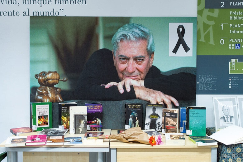 スペインの首都マドリードにあるバルガス・リョサの名を冠した公共図書館には追悼コーナーが設けられた（4月15日）　GUSTAVO VALIENTEｰEUROPA PRESS/GETTY IMAGES