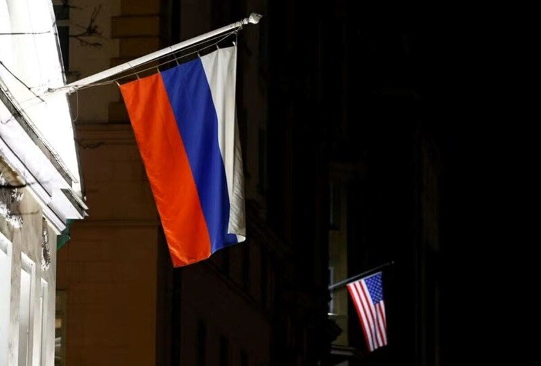 ８月２０日、米連邦捜査局（ＦＢＩ）とシスコは、ロシアのサイバースパイ部隊に関係するハッカー集団が昨年からシスコの旧ソフトウエアの脆弱性を悪用し、重要インフラのＩＴシステムに関連する数千台のネットワーク機器を標的にしていると発表した。写真はモスクワの米国大使館の外壁に掲げられた米国旗とロシア国旗。３月１８日、モスクワで撮影（２０２５年　ロイター/Yulia Morozova）