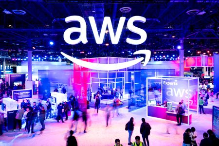 米アマゾン・ドット・コムのクラウド事業を手がけるアマゾン・ウェブ・サービス（ＡＷＳ）は、セールスやマーケティングなどの職種を対象に数百人規模の削減を進めていることを明らかにした。写真はラスベガスで２０２３年１１月に開催された、ＡＷＳ主催のイベント。提供写真（２０２４年　ロイター／Noah Berger/AWS）