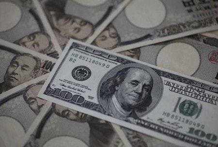 ６月９日、午前中盤の米ＮＹ外為市場で円高が加速し、対ユーロでは３年ぶり、対ドルでは５週間ぶり高値に上昇した。写真は２０１３年２月、東京で（２０１６年　ロイター/Shohei Miyano）