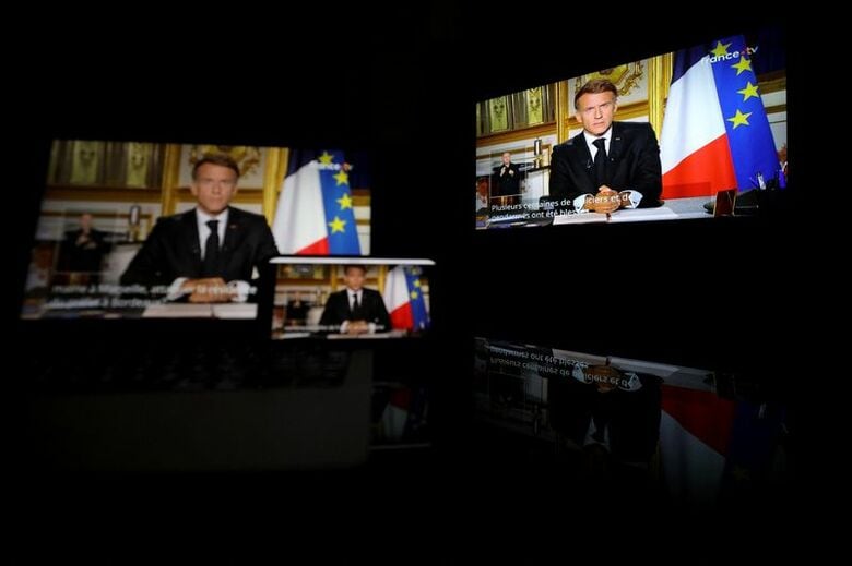 写真は抗議デモの暴動を受けて演説するマクロン仏大統領。10月18日、マルセイユ近郊で撮影。REUTERS/Manon Cruz