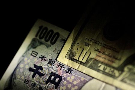 足元で進む円安と日本株の相関性は、今のところはっきりしない。写真は、１０００円紙幣と１０ドル紙幣。２０１７年６月２２日に撮影。（２０２２年　ロイター／Thomas White）