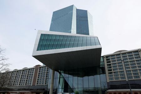 ５月１６日、    欧州中央銀行（ＥＣＢ）は半期に１度の金融安定報告を公表し、商業用不動産がユーロ圏の金融システムの弱点となっており、銀行、保険会社、ファンドに損失が波及する恐れがあるとの見解を示した。フランクフルトのＥＣＢ本部で２０２３年３月撮影（２０２４年　ロイター/Heiko Becker）