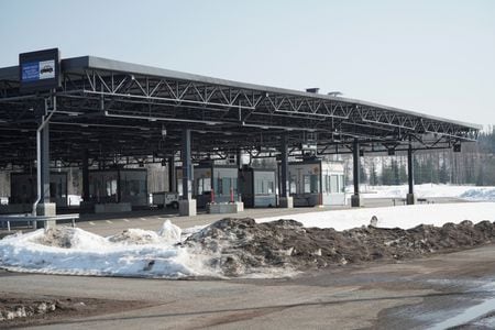 　４月１５日、 ロシアと国境を接するフィンランド東部イマトラの国境検問所（写真）は、かつて旅行客でごった返していたが、今は人けが無い。３月撮影（２０２２年　ロイター/Essi Lehto）