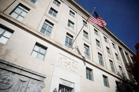 １月１４日、米連邦取引委員会（ＦＴＣ）は発表した報告書で、米３大薬剤給付管理会社（ＰＢＭ）が提携薬局で心臓病、がん、エイズウイルス（ＨＩＶ）などの一部医薬品の価格を大幅につり上げていたと発表した。ワシントンのFTC本部前で１１月撮影（２０２５年　ロイター/Benoit Tessier）