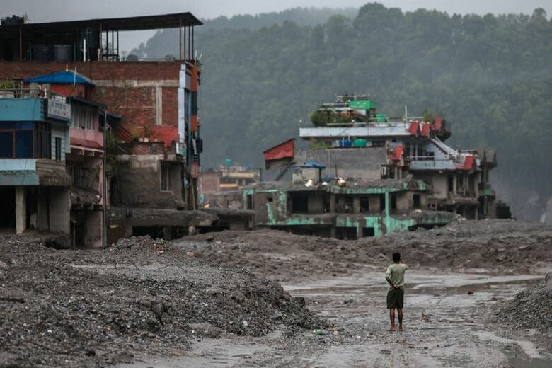 写真はネパール・ヌワコット県トリシュリの被災地で写真を撮る男性。２９日撮影。REUTERS/Athit Perawongmetha
