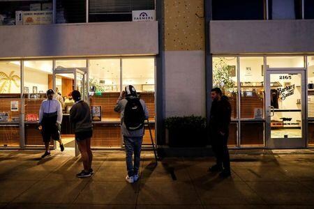 米国における大麻の販売額は感謝祭の週末、過去最高の水準に達した。写真は３月、米カリフォルニア州サンフランシスコの大麻取り扱い店に行列する市民（２０２０年　ロイター/Stephen Lam）