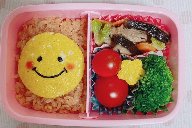 子どもの弁当作りのために多くの母親が早起きを強いられている　photoAC