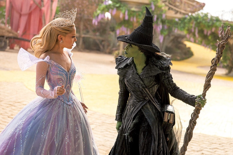 追われるエルファバ（右）と「善い魔女」として愛されるグリンダ　©UNIVERSAL STUDIOS. ALL RIGHTS RESERVED.