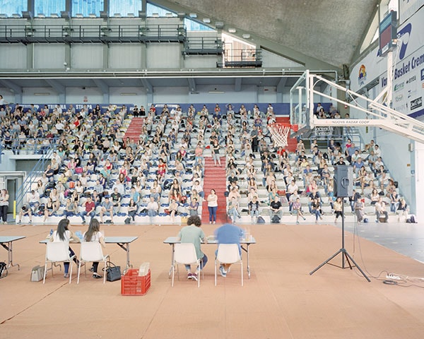 看護師1人の求人枠に1099人の希望者が殺到し、体育館で公開試験が行われた